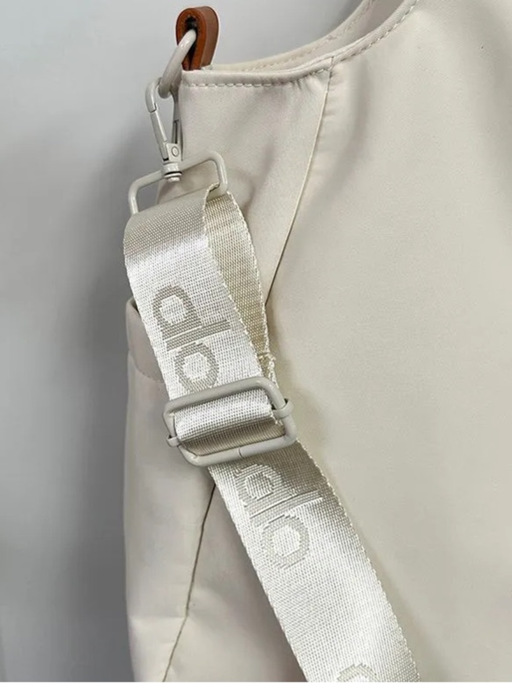 alo white shoulder bag - Picture 3 of 8